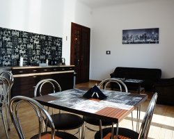 Hostel Maxim - kuchnia i salon z kanapami