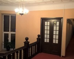 Hostel Maxim - korytarz, wejście do pokoi