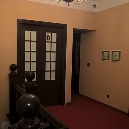 Hostel Maxim - korytarz na I. piętrze, wejście do pokoju