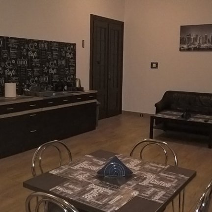 Hostel Maxim - kuchnia i salon z kanapami