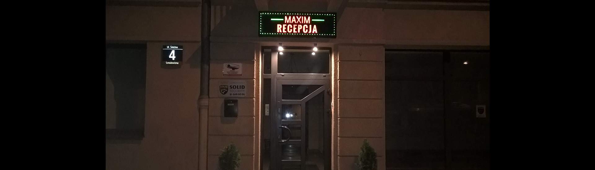 Recepcja hostelu Maxim nocny widok